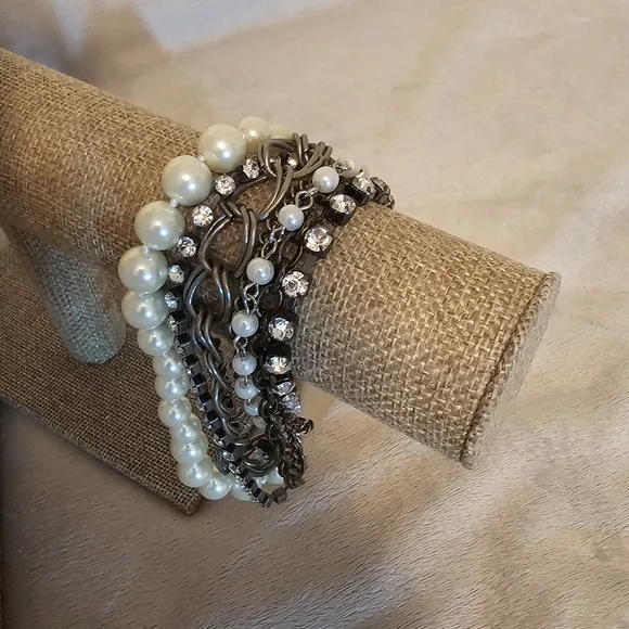 Pearl and Metal Necklaces & Bracelet - Picture 3 of 6